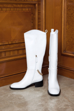 Женские кожаные белые сапоги с цепочкой