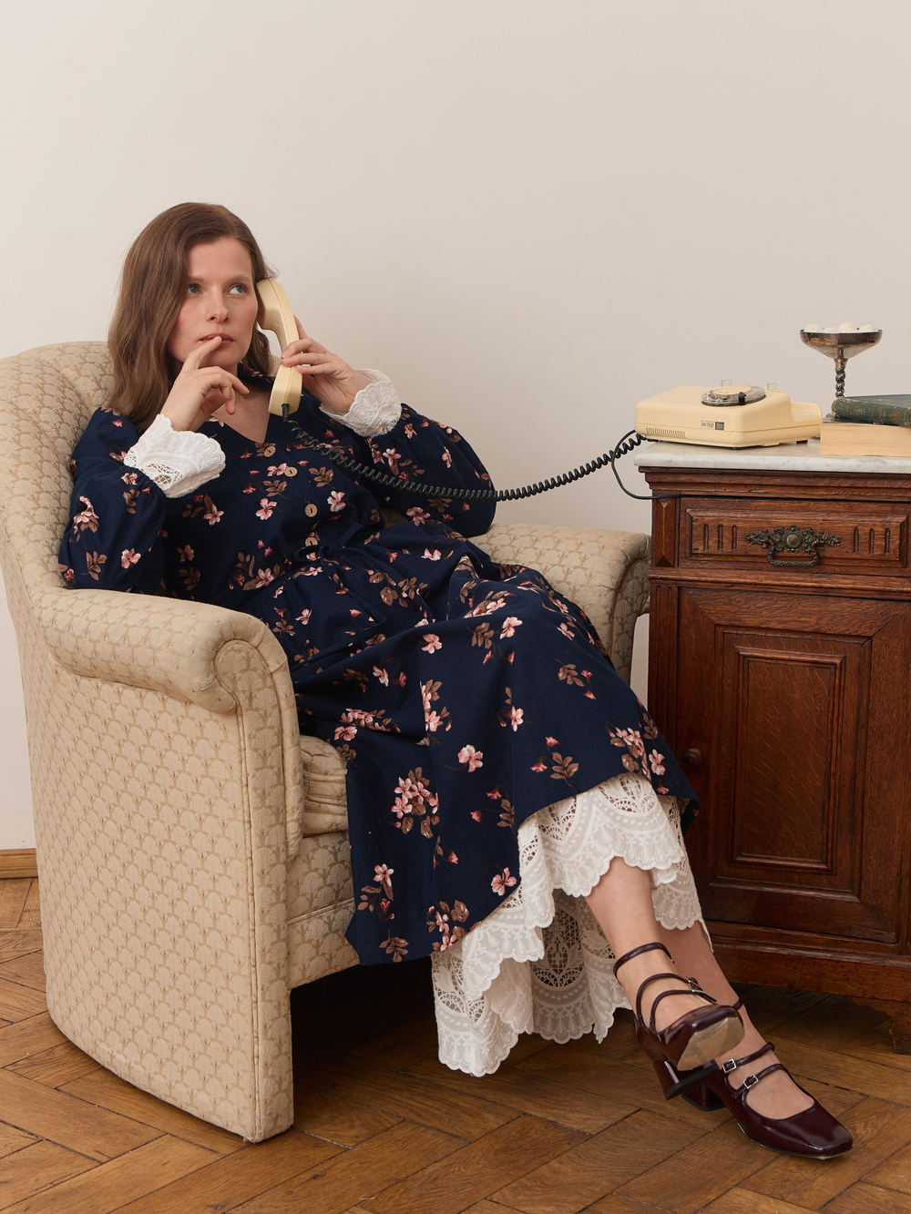 Платье с воротником стойкой