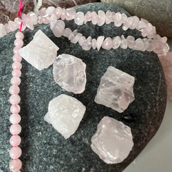 Розовый кварц. Камни для изделий на заказ. Цена зависит от вида заказанного изделия