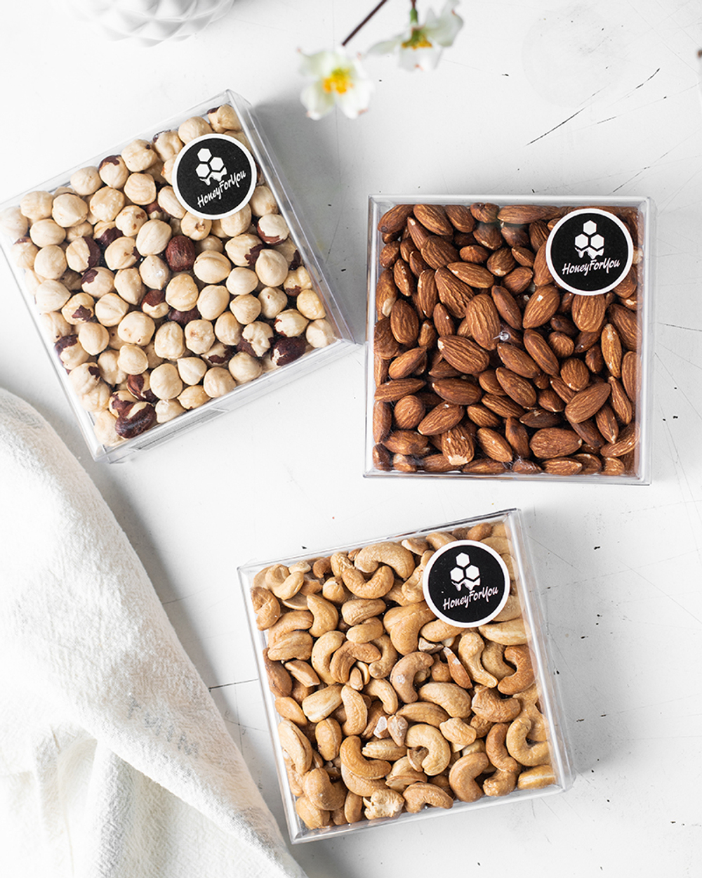 Набор жареных орехов HoneyForYou в подарочном оформлении (миндаль, кешью, фундук)