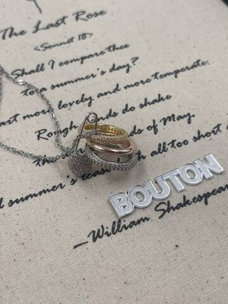 Колье серебристое с подвеской в виде трех колец с булавкой