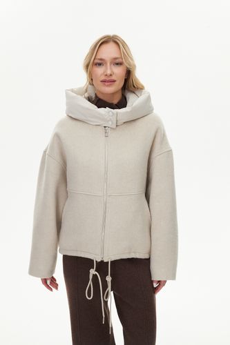 Бежевая куртка без утеплителя с объёмным капюшоном