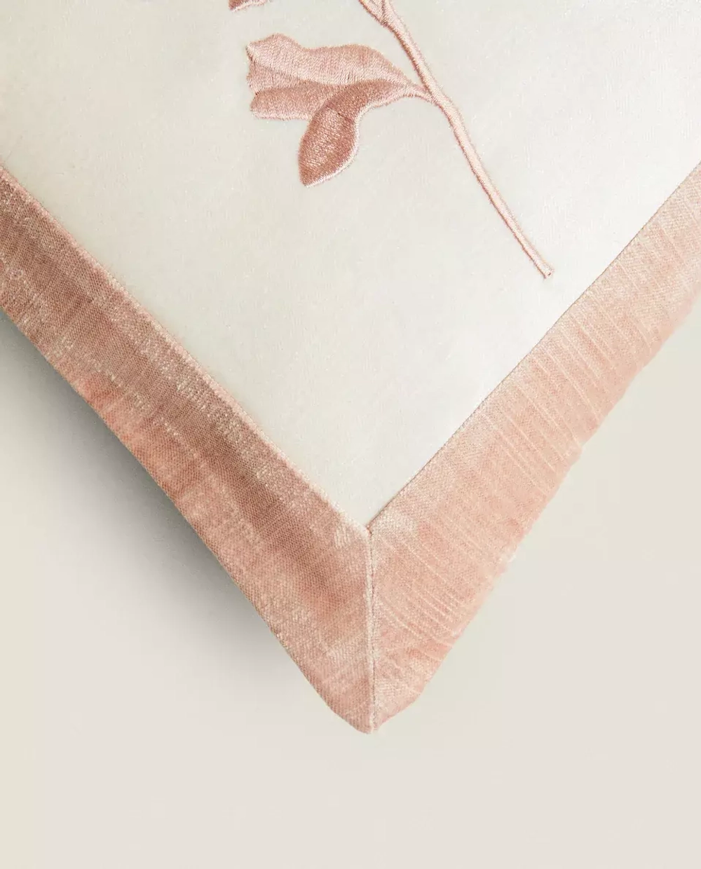 ZARA HOME ХЛОПКОВЫЙ ЧЕХОЛ НА ПОДУШКУ С ЦВЕТОЧНОЙ ВЫШИВКОЙ, ЭКРЮ