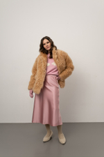 Бежевая шуба с накладными карманами