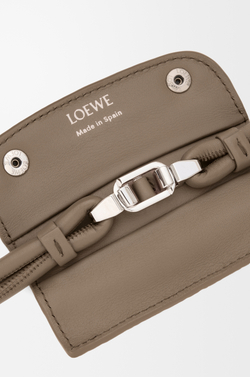 Loewe Маленькая сумка Madrid из мягкой зернистой телячьей кожи, серо-коричневый