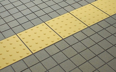 Преимущества выбора тактильной плитки из бетона перед аналогами