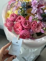 Сборный букет из кустовых пионовидных роз, оксипеталума и маттиолы в розовом оттенке