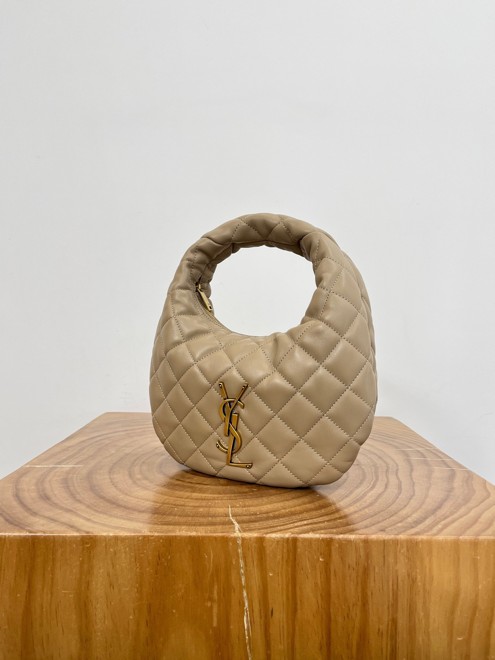 ICARINO В СТЕГАНОЙ НАППЕ