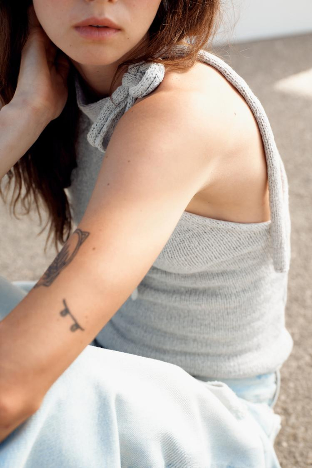 ZARA ТОП ИЗ ТКАНИ С ЭФФЕКТОМ ПОД ЛЕН С ГОРЛОВИНОЙ ХАЛТЕР, ПАСТЕЛЬНО-СИНИЙ