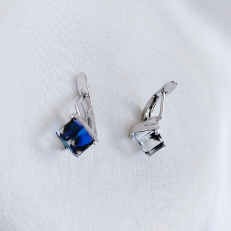 "Кубик"  серьги в родиевом покрытии из коллекции "Леди" от Jenavi с английским замком