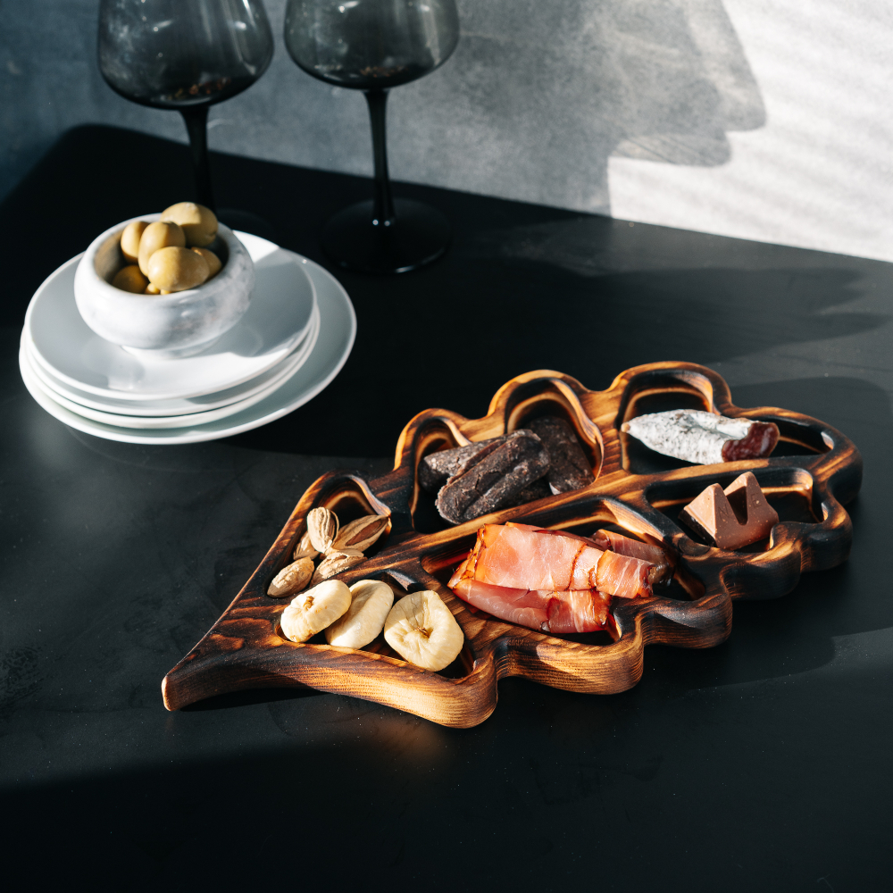 Деревянная менажница "дубовый лист" из кедра для подачи блюд и закусок. MG79