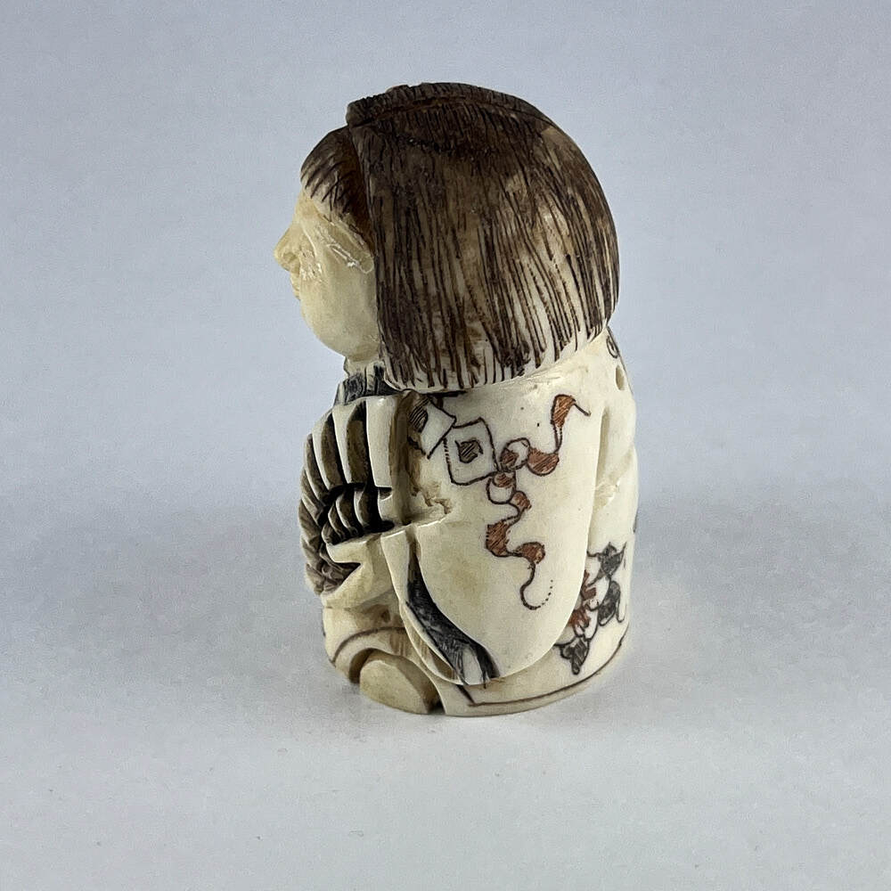 Статуэтка нэцкэ Красавица с веером и посохом