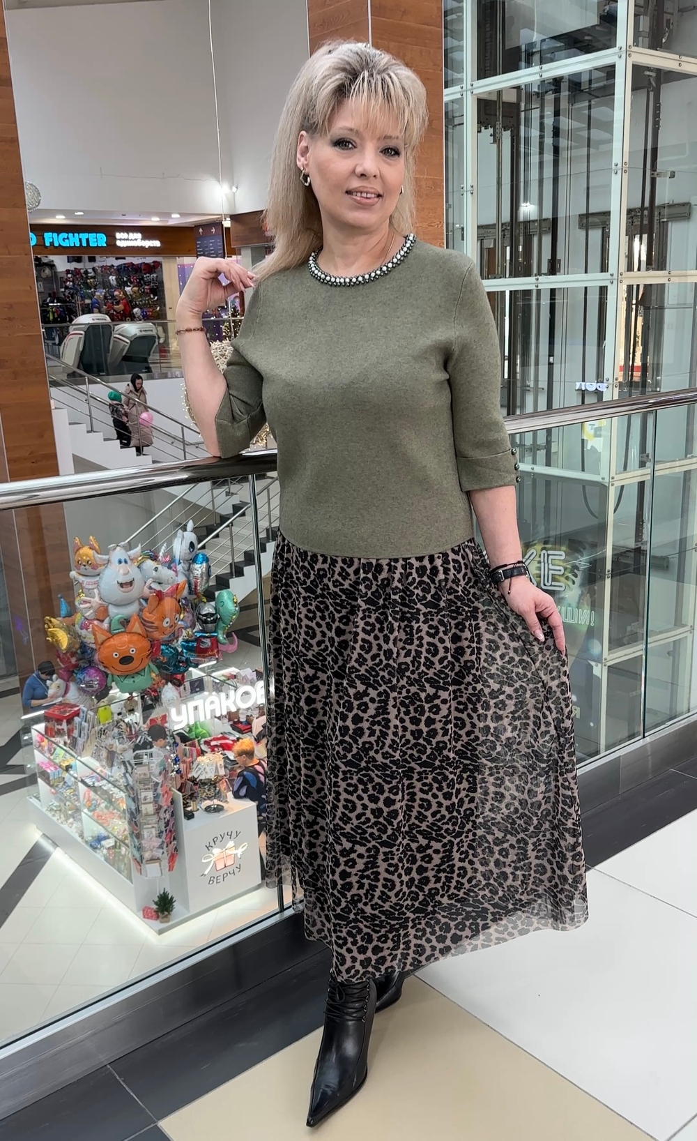 Оливковый короткий джемпер с жемчужной отделкой по горловине