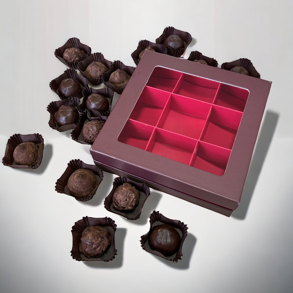 Коробка для конфет ПРЕМИУМ с большим окном 160*160*45 см (9) (шоколад/красная матовая)