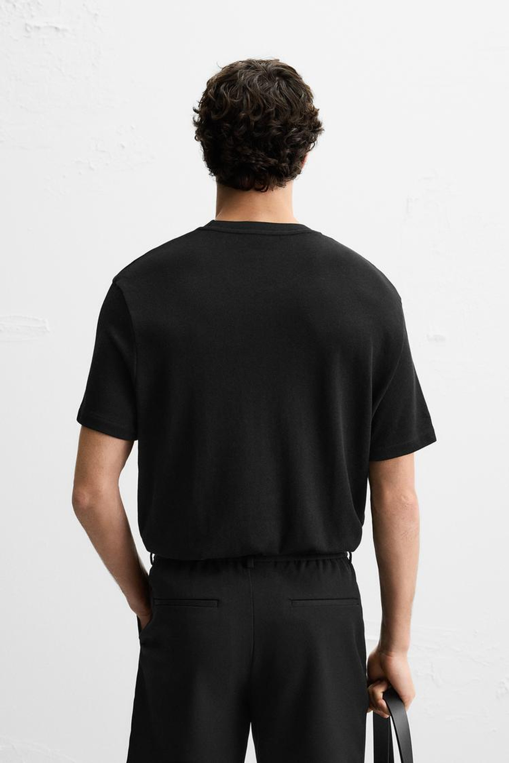 ZARA ТРИКОТАЖНАЯ ФУТБОЛКА СТАНДАРТНОГО КРОЯ, ЧЕРНЫЙ