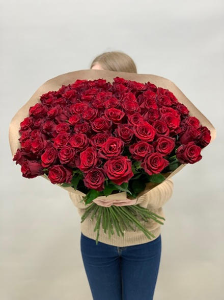 Букет 75 красных роз Эквадор 70см в крафте