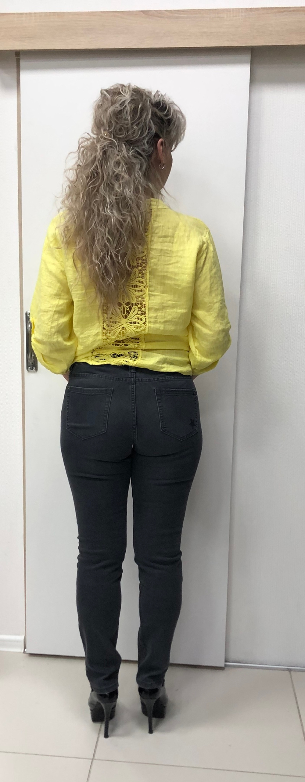 Серые зауженные джинсы со "звездами"