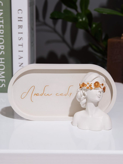 Дама с повязкой на подносе " Люби себя "