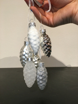 Набор елочных игрушек 48шт House of Seasons Шишки Первый снег в ассортименте 2 вида