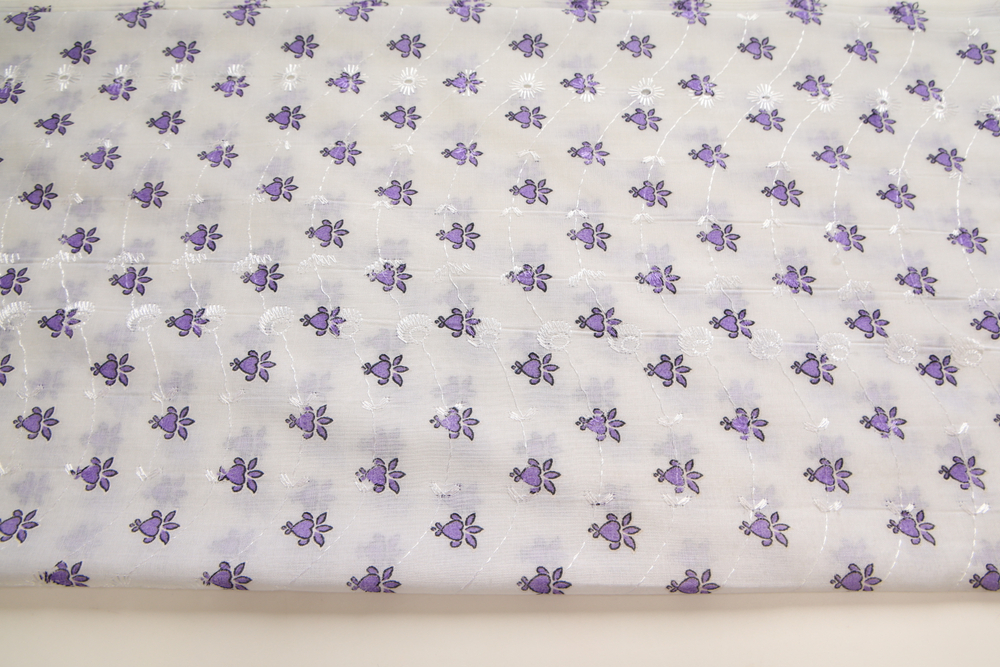 Батист вышивка белый в сиреневый цветочек