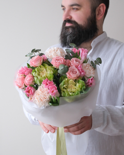 Весенний букет с тюльпанами, кустовыми розами и розами Вегги