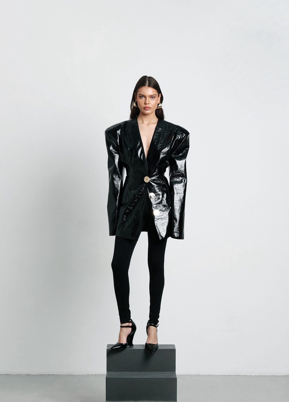 Приталенный жакет с объемными плечами