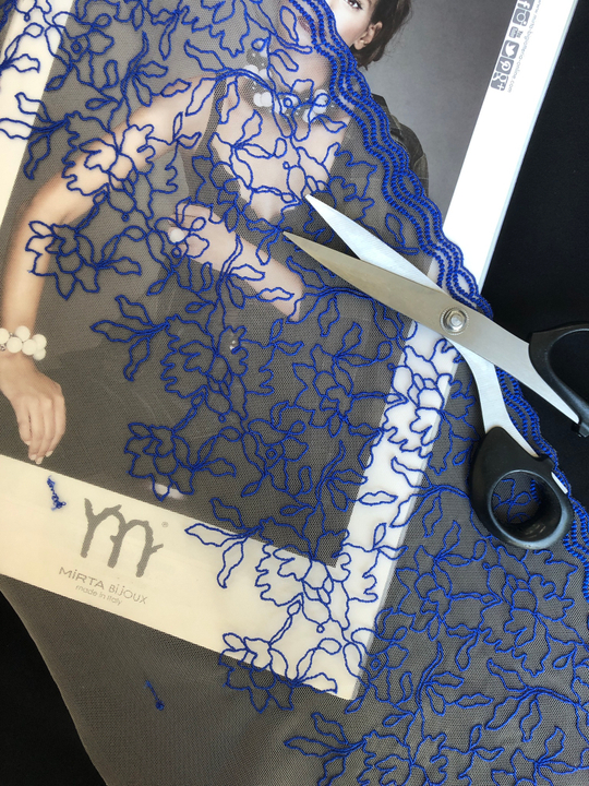 Тесьма сетка с вышивкой, беж/электрик, 23см