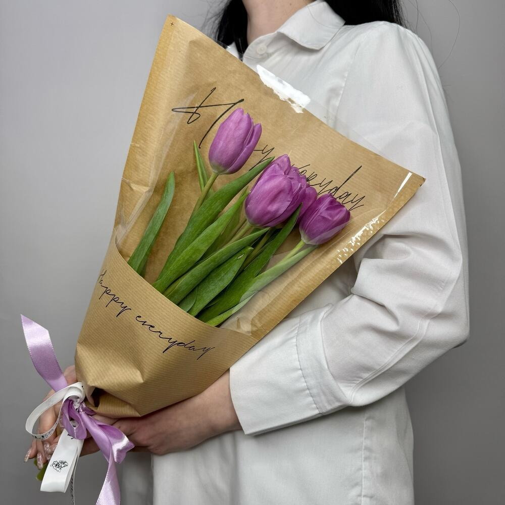 5 фиолетовых тюльпанов в упаковке