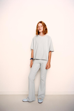 ZARA КОМПЛЕКТ ИЗ ФУТБОЛКИ HEAVY WEIGHT И ЛЕГИНСОВ GLARE RIB С ЭФФЕКТОМ ПОТЕРТОСТИ, ЖЕМЧУЖНО-СЕРЫЙ