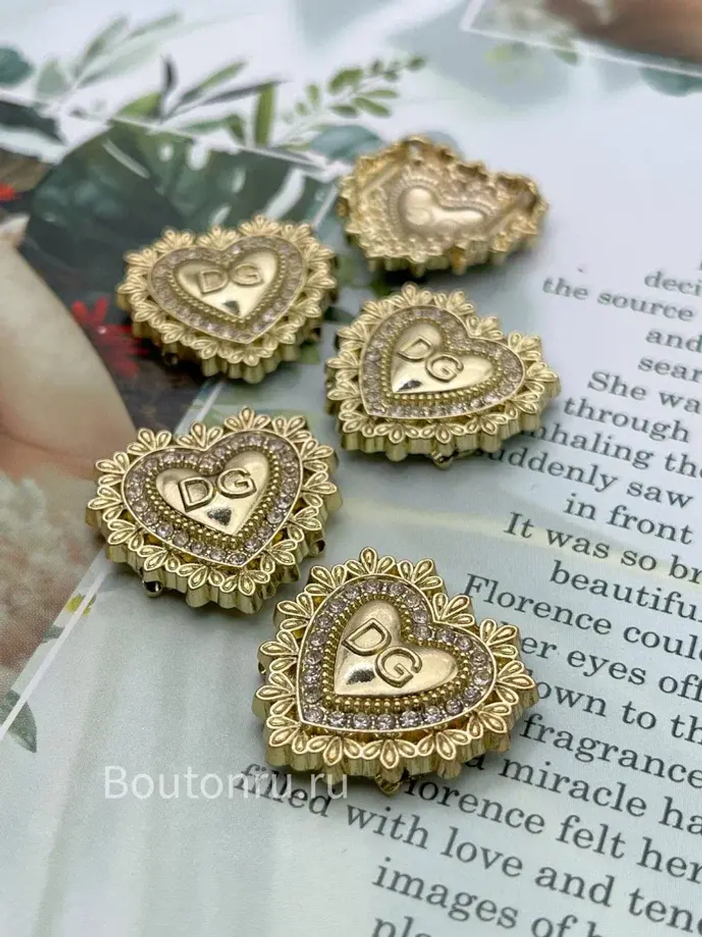 Декоративный пришивной элемент ДГ. сердце золотое со стразами