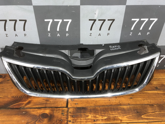 Решетка радиатора Skoda Rapid 1 12-20 Б/У Оригинал 5JA853668
