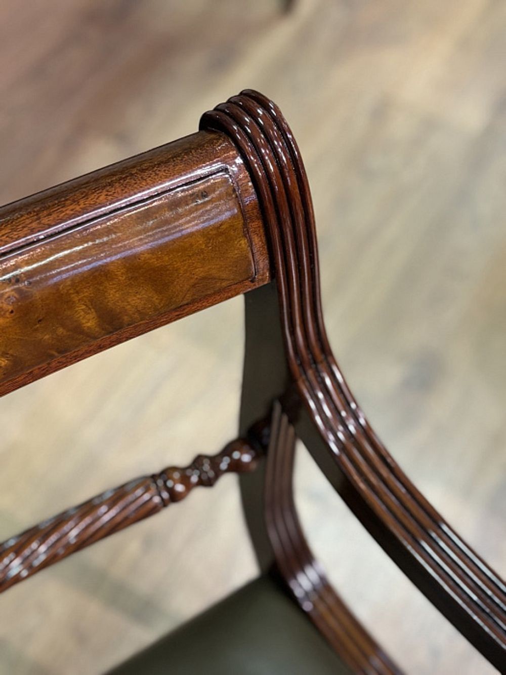 Кресло "Регентство" с зелёной кожей