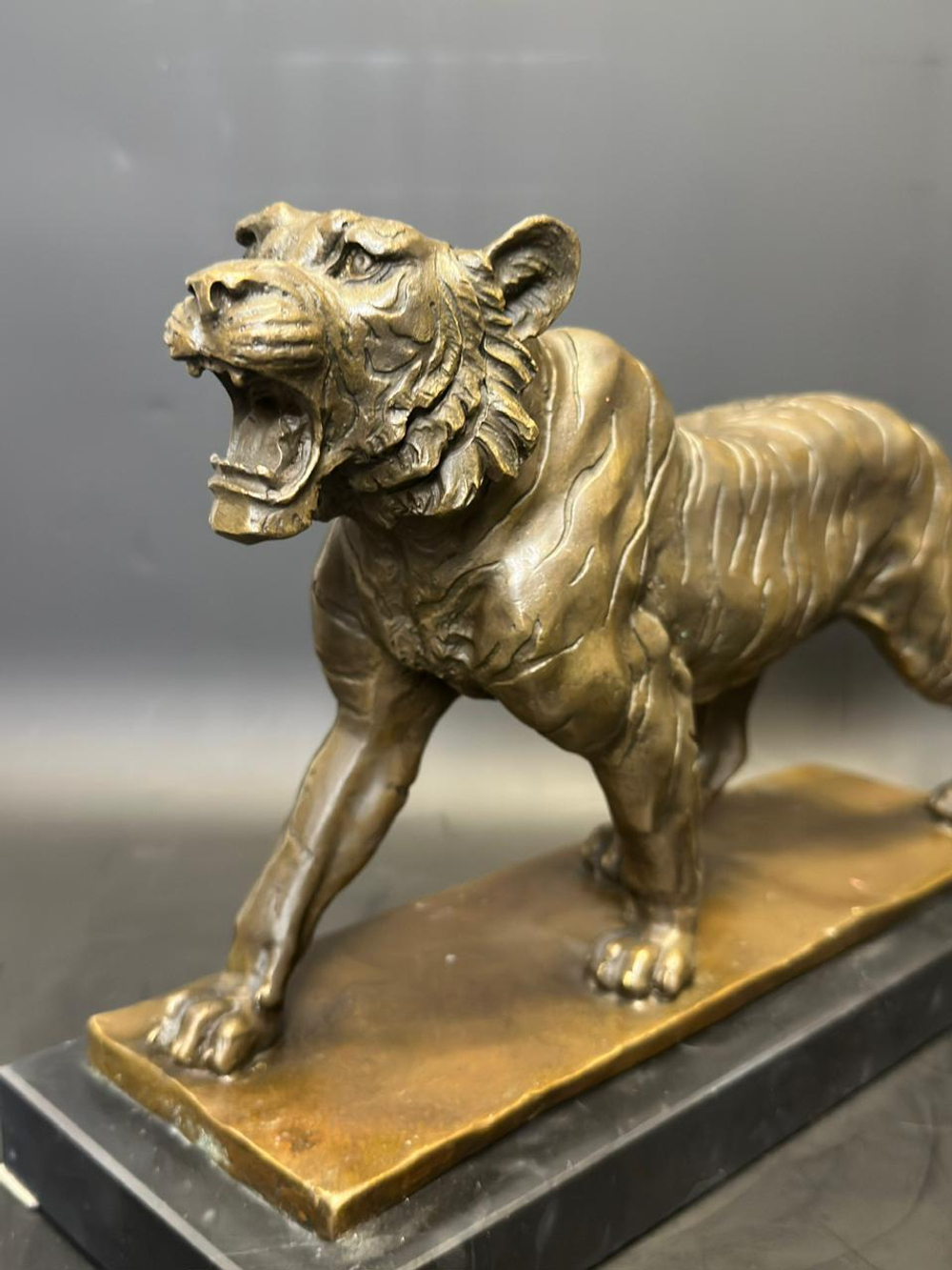 Бронзовая скульптура «Идущий тигр»