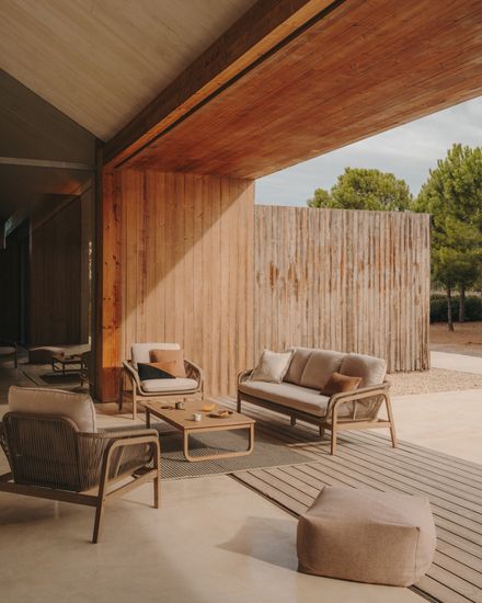 Комплект Vellana: 3-местный диван, 2 кресла и журнальный столик из 100% массива акации La Forma 