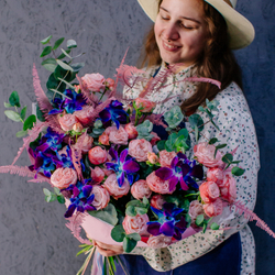 79. Необычный нежный букет с синими орхидеями