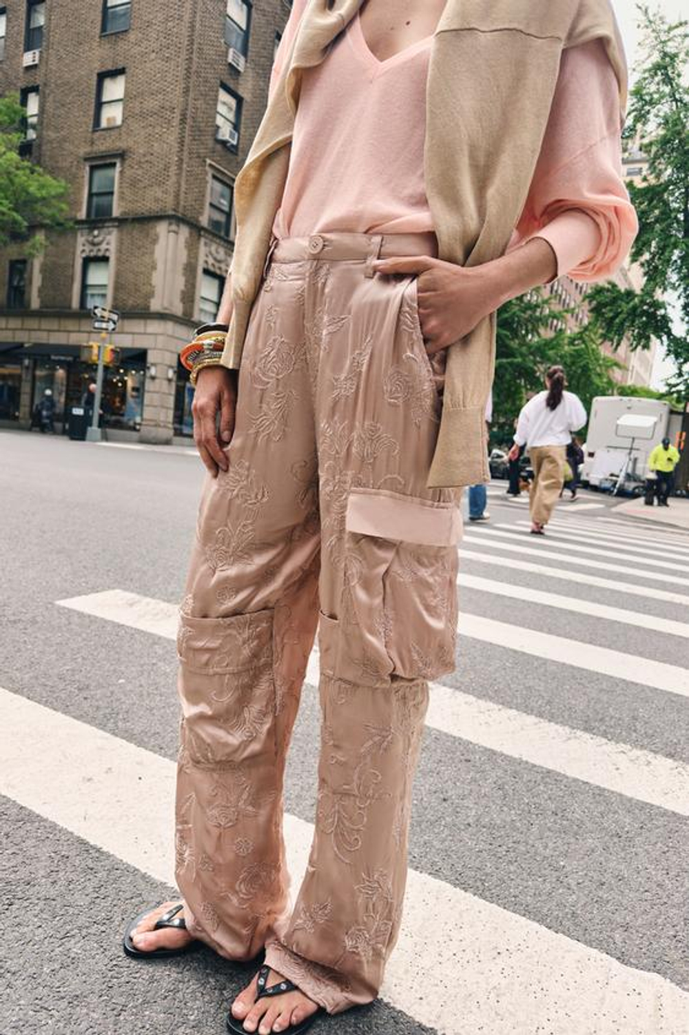 ZARA КОЖАНЫЕ САНДАЛИИ С ЗАКЛЕПКАМИ, ЧЕРНЫЙ