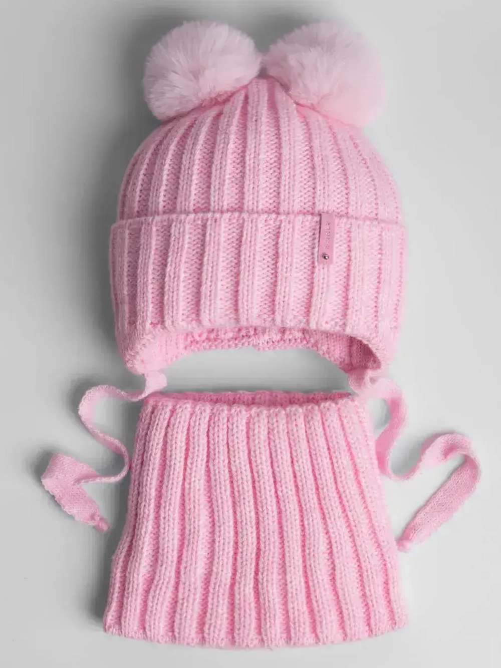 Шапка детская вязаная с помпонами и снуд