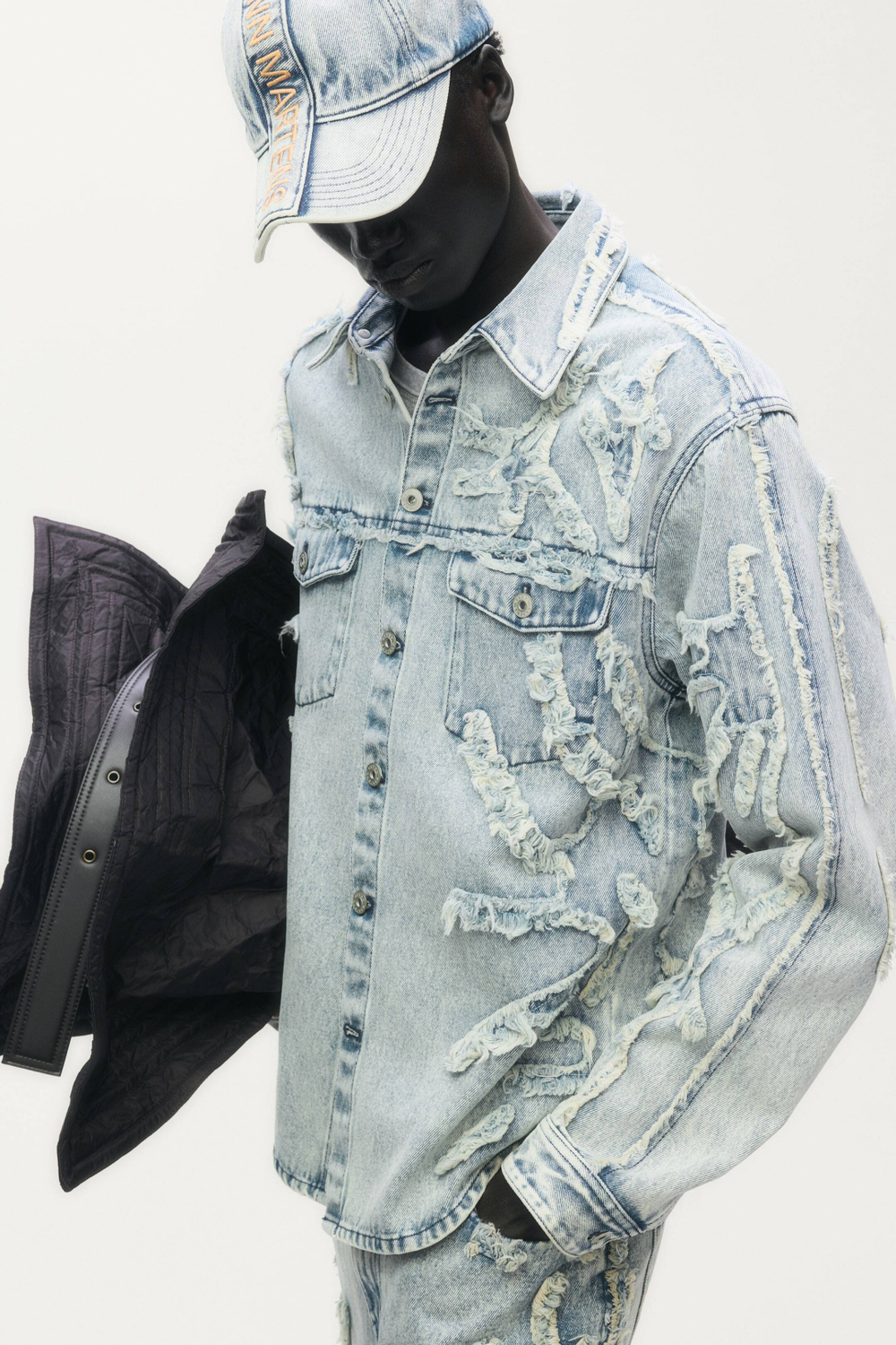 H&M - Glenn Martens Рубашка джинсовая с эффектом потертости, светло-синий