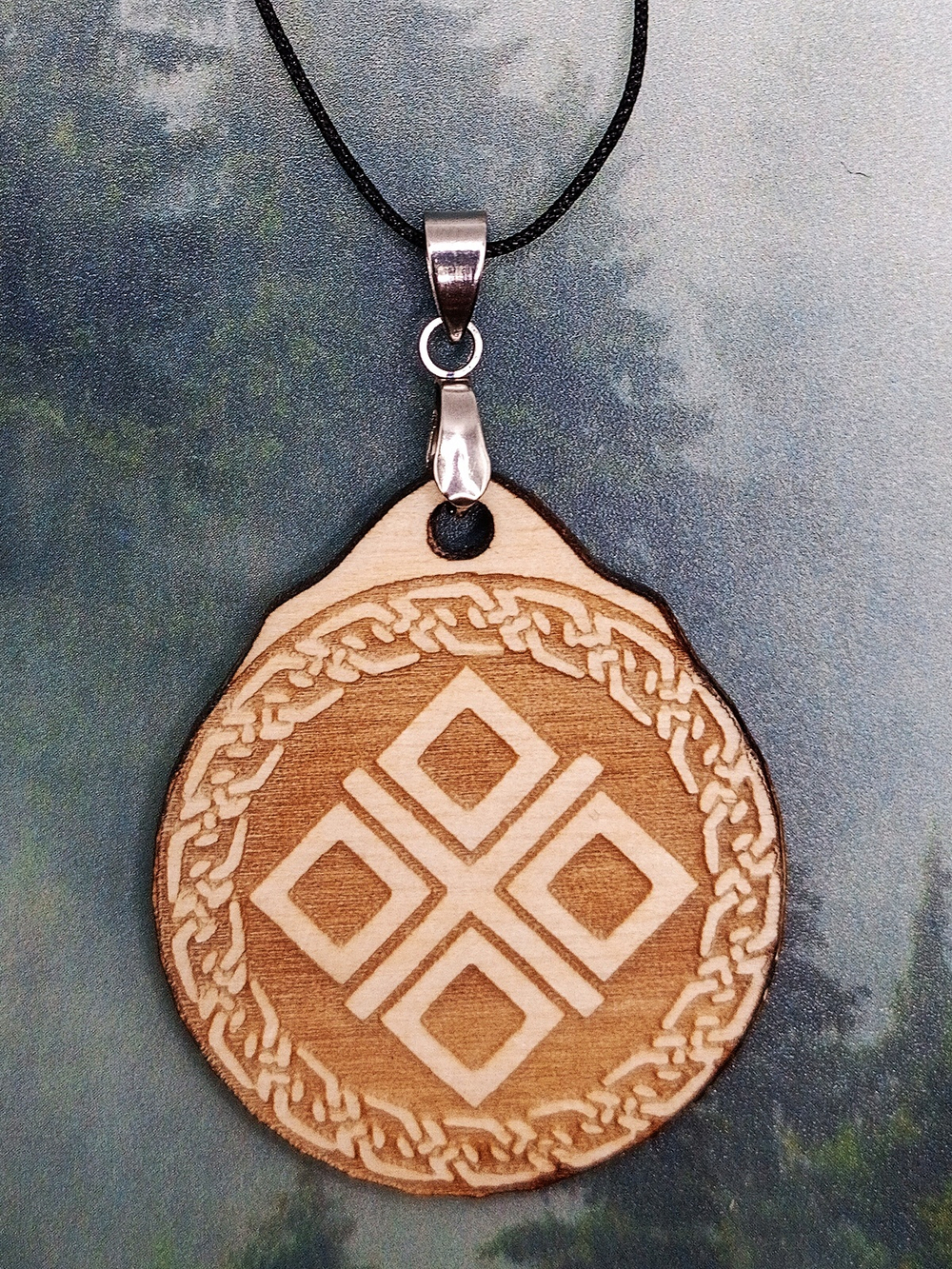 Кулон из дерева Макошь
