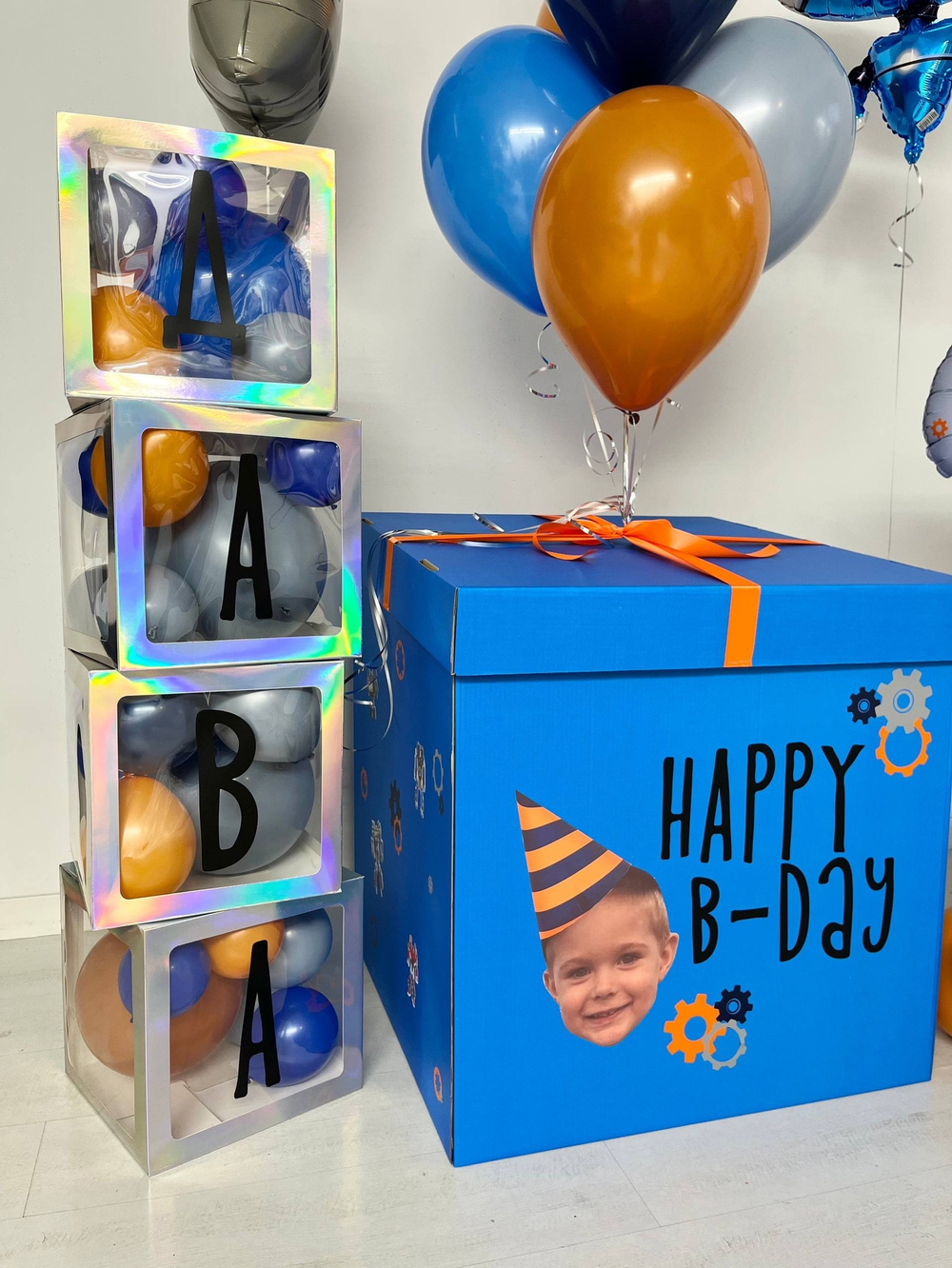 Воздушные шары на день рождения мальчика робот коробка сюрприз синий/пыльно голубой №3830