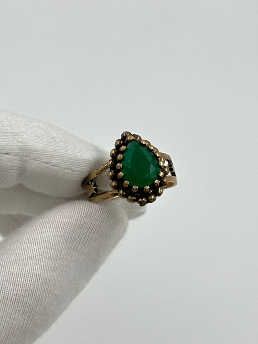Кольцо с зелёным кристаллом
