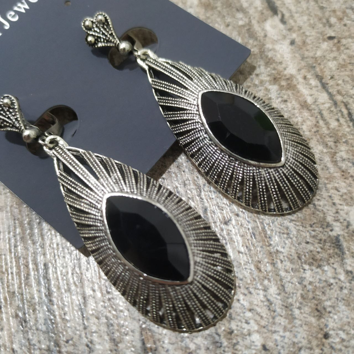 Серьги на англ.заст Bohemia капля выпуклая узор лучики кристалл черный металл античный серебристый