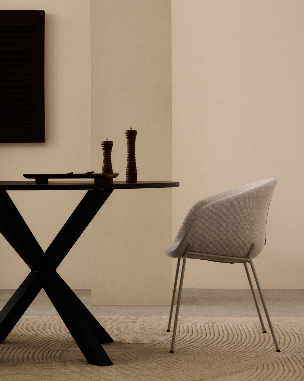 Стул Yvette из бежевого шенилла и стальными ножками бежевого цвета