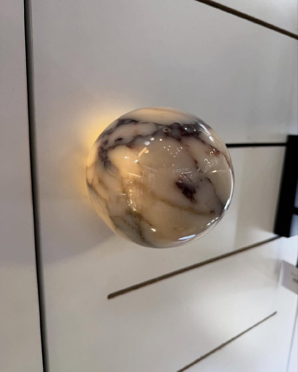 Настенное бра из натурального мрамора, представлено в двух размерах.