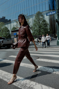 ZARA БРЮКИ ИЗ ИСКУССТВЕННОЙ КОЖИ, ГРАНАТОВЫЙ