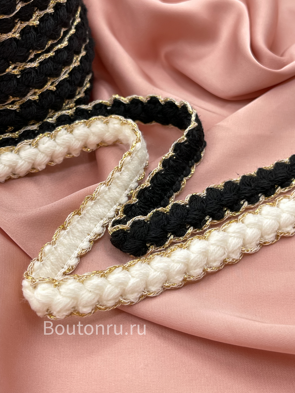 Тесьма белая косичка с золотой нитью