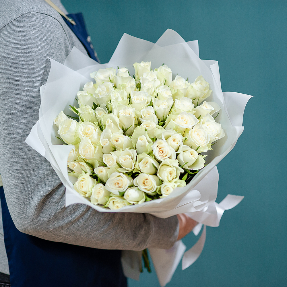 51 белая кенийская роза в оформлении