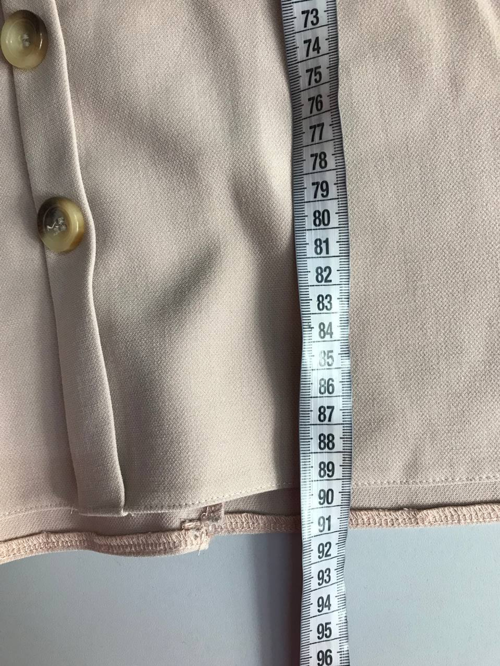 Платье лаконичное, со стильными пуговицами по всей длине 44 размер