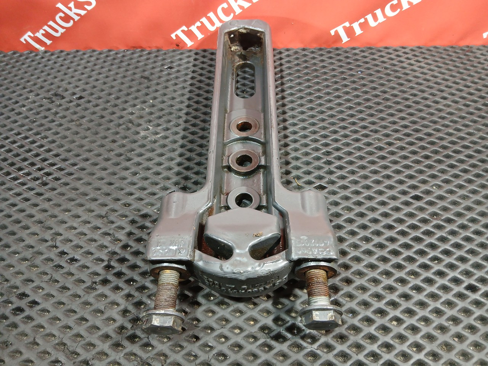 Кронштейн глушителя передний