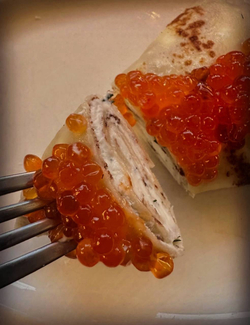 БЛИНЫ С МЯГКИМ СЫРОМ И КРАСНОЙ ИКРОЙ (180/40г)